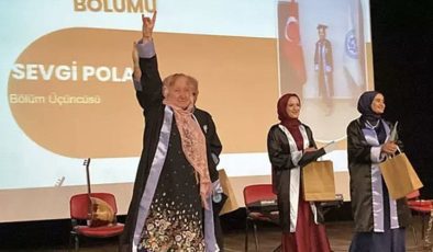 Kars’ta 69 yaşında üniversiteden mezun oldu, diplomasını bozkurt yaparak aldı