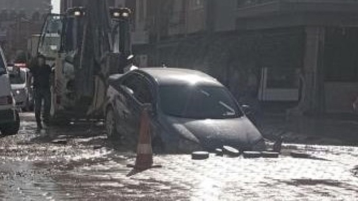 Aydın’da içme suyu hattı patladı: Otomobil içine düştü