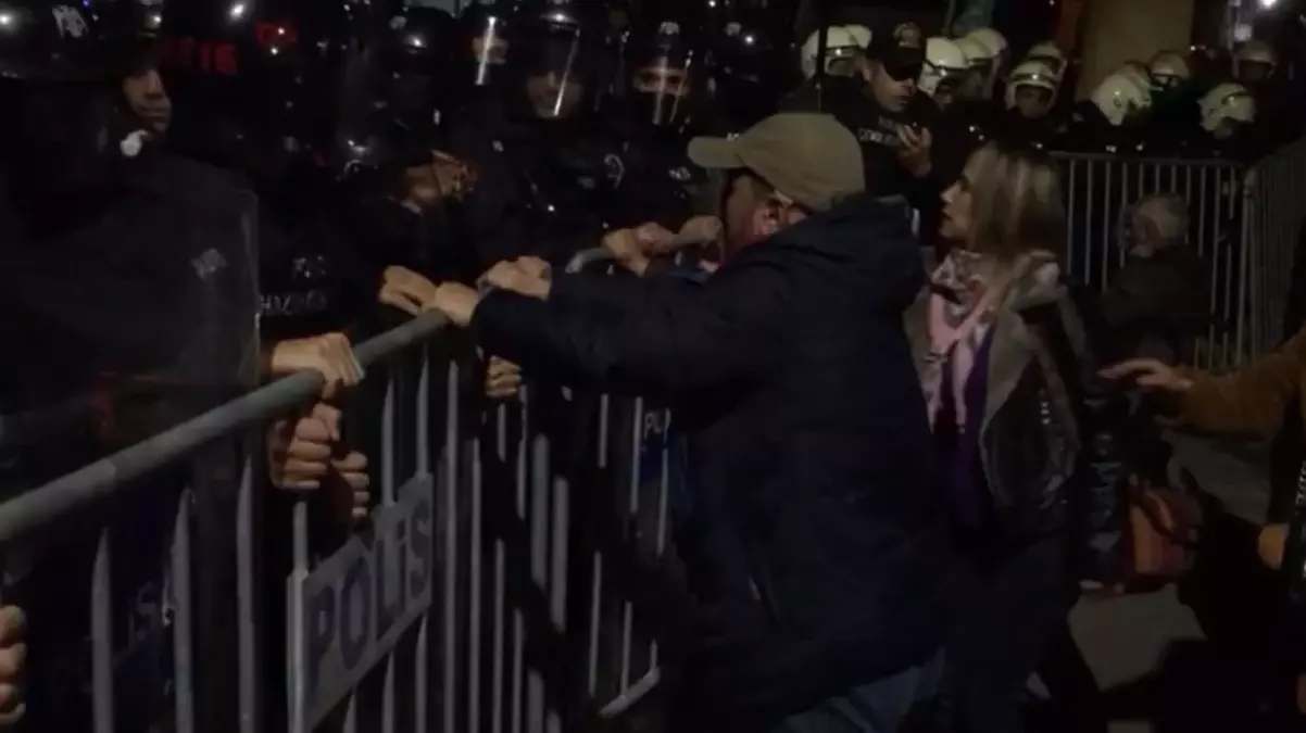 Tunceli’de kayyum gerginliği! Polis barikatını aşmak istediler