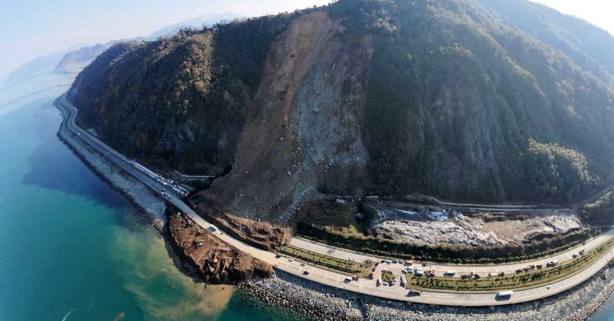 4 gencin üzerine 100 bin ton toprak aktı! Deprem vurgusu: Ezber bozan bir heyelan!