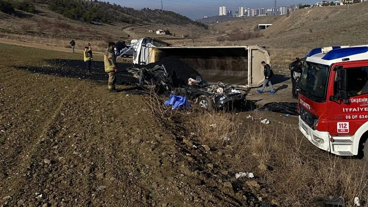 Ankara’da sabıkalı şoför faciası! Zift yüklü kamyon hafif ticari aracın üzerine devrildi: 3 kişi hayatını kaybetti