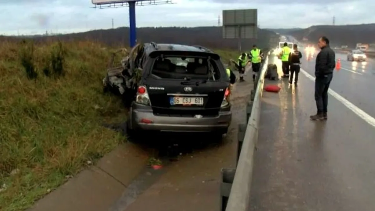 Yağmur kazaları beraberinde getirdi: TIR ile cip bariyerlere çarptı trafiği aksattı